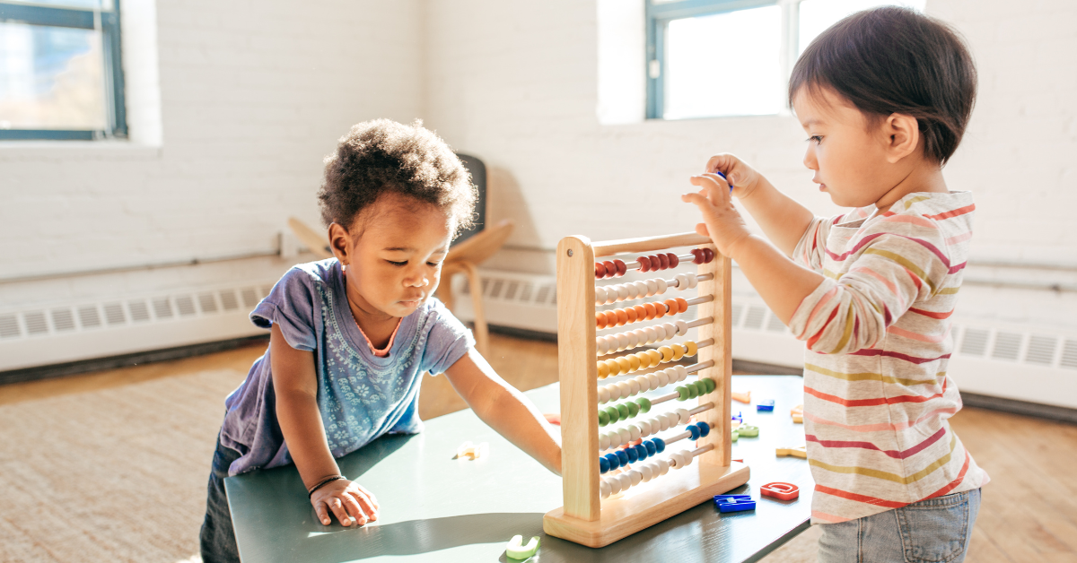 Lo sviluppo del bambino a 2 Anni: Linguaggio, abilità motorie e consigli per i genitori